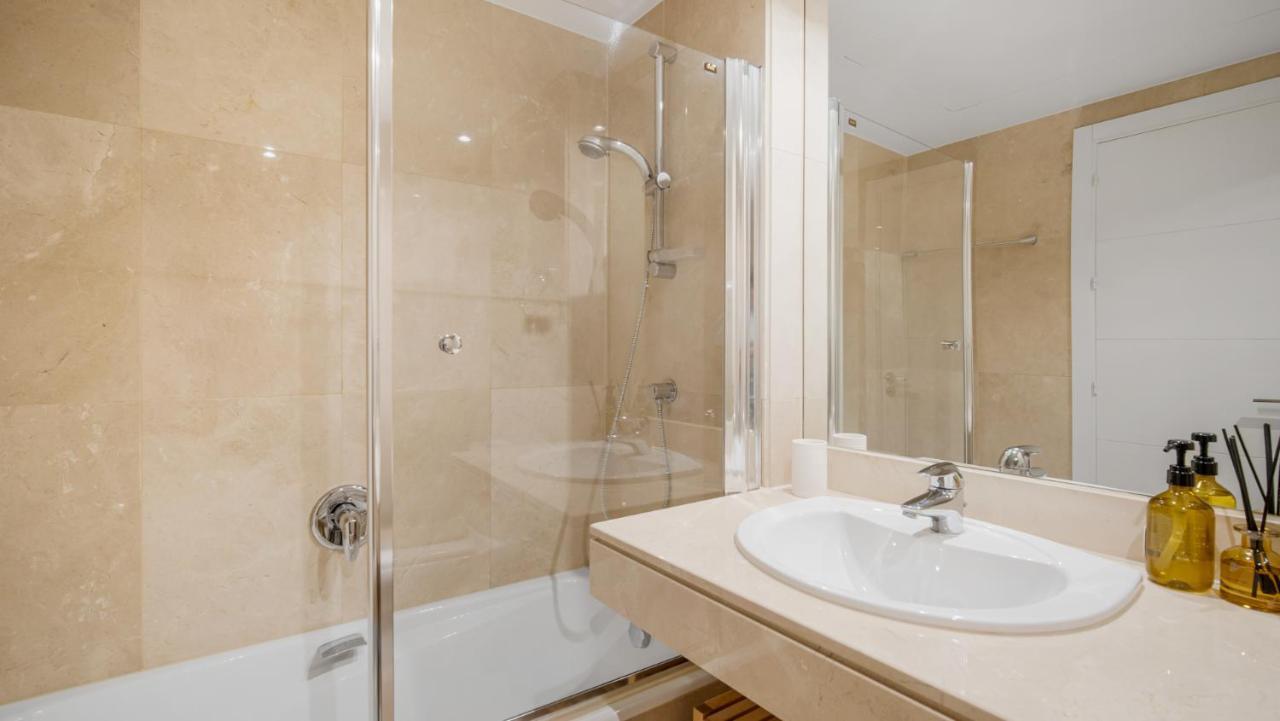 Beach-Line Apartment With 3 Bedrooms In Estepona Exterior photo